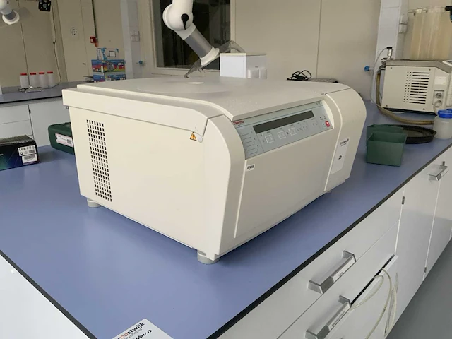 2011 thermo fisher sl 16 r centrifuge - afbeelding 1 van  7