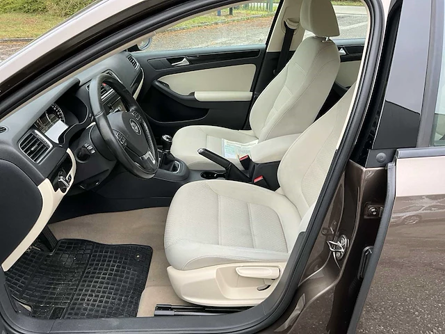 2012 volkswagen jetta - afbeelding 9 van  37