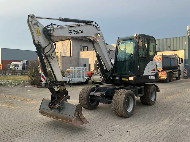 2013 bobcat e55w ea banden graafmachine - afbeelding 1 van  32