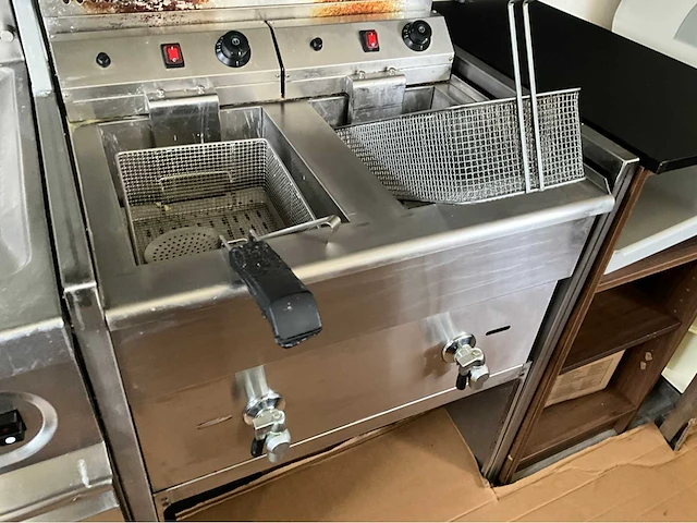 2013 sallas foodtrailer / mobiele snackwagen / frietkraam - afbeelding 31 van  64