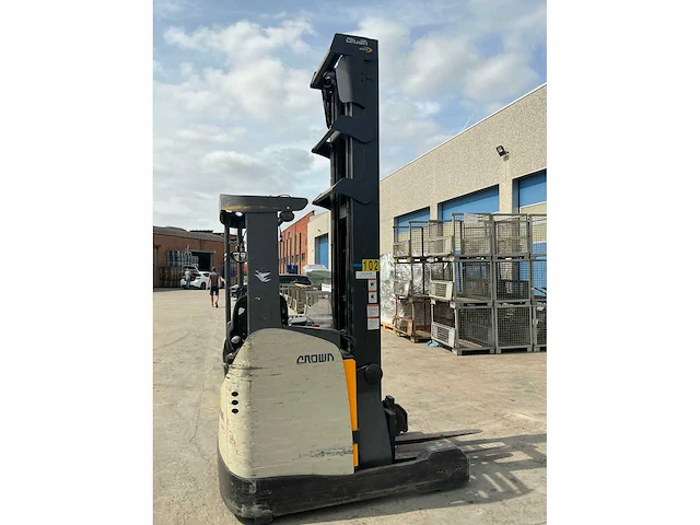 2014 crown esr5260 reachtruck - afbeelding 12 van  16