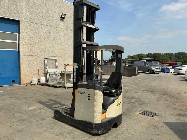 2014 crown esr5260 reachtruck - afbeelding 1 van  14