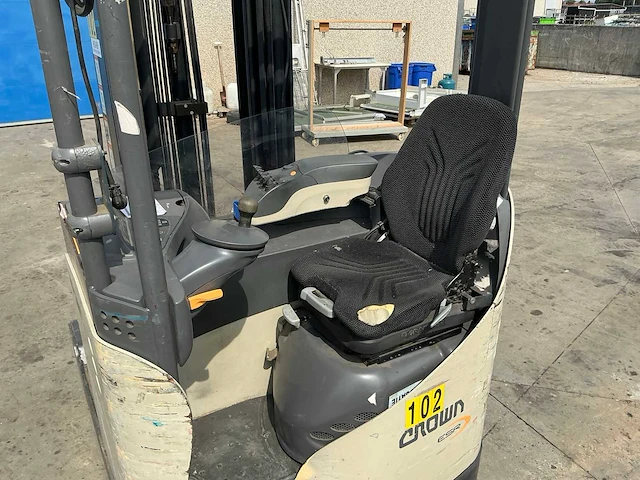 2014 crown esr5260 reachtruck - afbeelding 13 van  14
