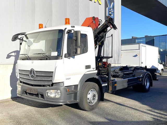 2015 mercedes-benz atego vrachtwagen met laadkraan - afbeelding 1 van  12