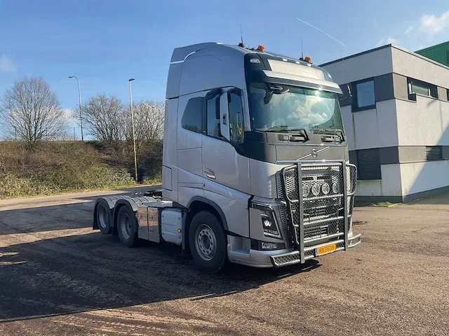 2015 volvo fh16 750 vrachtwagen (80 ton) - afbeelding 6 van  49