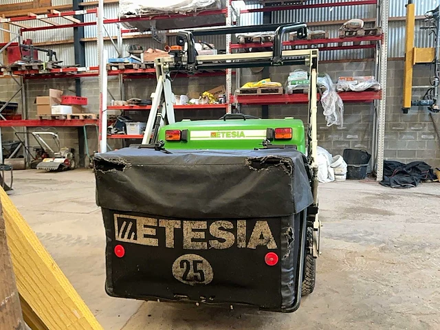 2016 etesia 124 dx 4x4 tractor type grasmaaier - afbeelding 29 van  34
