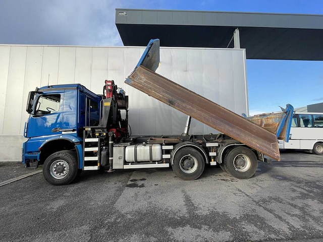 2016 mercedes-benz arocs vrachtwagen met kraanarm - afbeelding 2 van  25