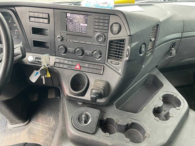 2016 mercedes-benz arocs vrachtwagen met kraanarm - afbeelding 8 van  25