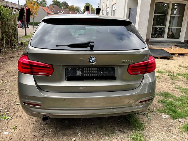 2017 bmw 318i personenauto - afbeelding 31 van  35
