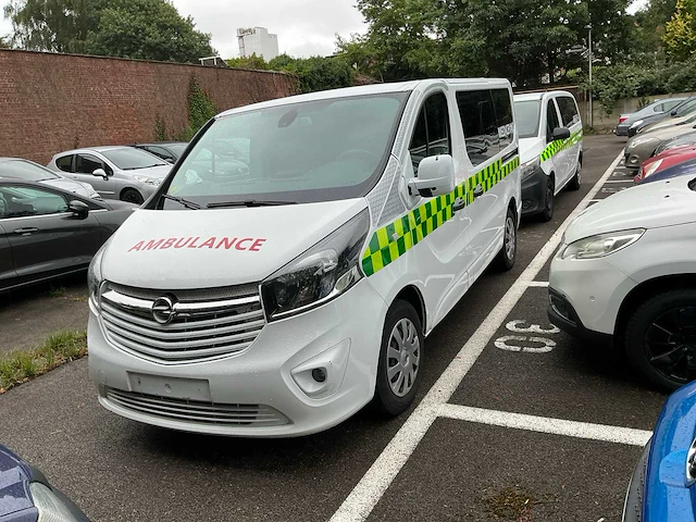 2017 les dauphins vivaro ambulance - afbeelding 1 van  27