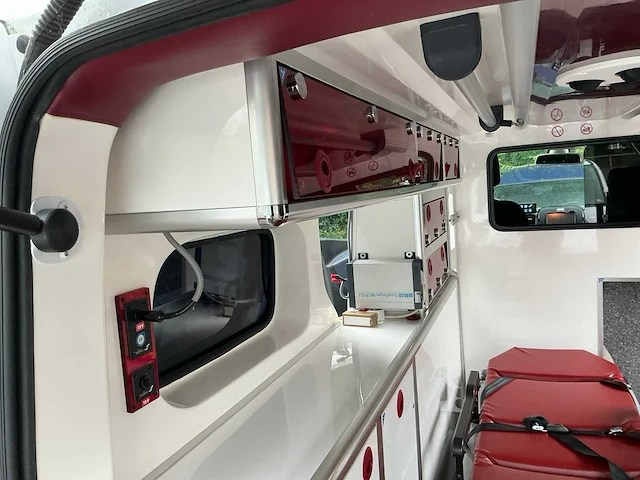 2017 les dauphins vivaro ambulance - afbeelding 15 van  27