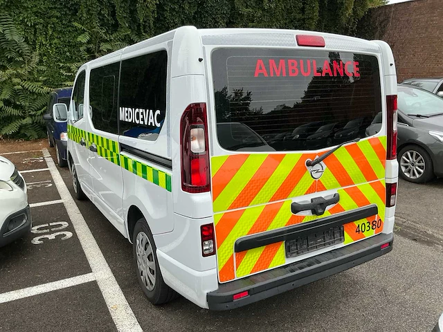 2017 les dauphins vivaro ambulance - afbeelding 12 van  27