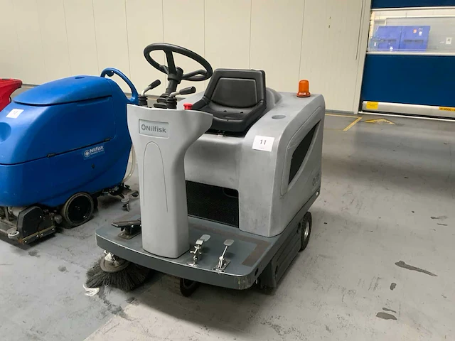 2019 nilfisk sr 1101 b zelfrijdende veegmachine - afbeelding 1 van  11