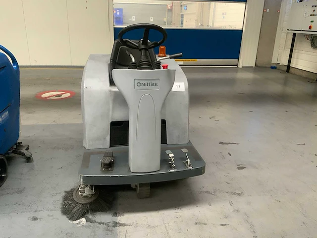 2019 nilfisk sr 1101 b zelfrijdende veegmachine - afbeelding 2 van  11