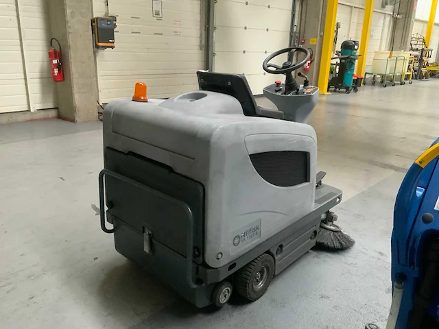 2019 nilfisk sr 1101 b zelfrijdende veegmachine - afbeelding 4 van  11