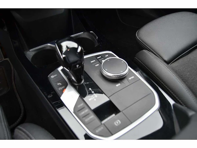 2020 bmw 118i sport line - personenauto - afbeelding 15 van  15