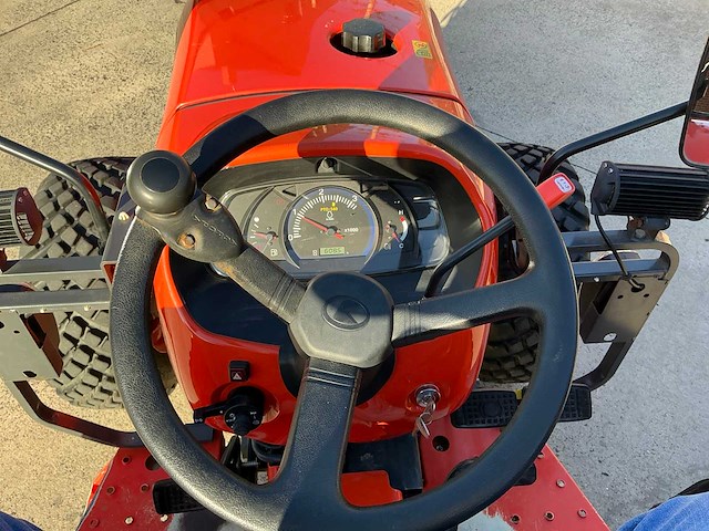 2020 kubota l1361 vierwielaangedreven landbouwtractor - afbeelding 4 van  19
