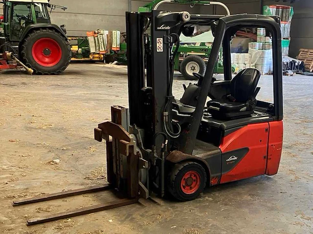 2020 linde e14 elektrische vorkheftruck met roterend vorkenbord en bakken klem - afbeelding 1 van  24