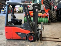 2020 linde e14 elektrische vorkheftruck met roterend vorkenbord en bakken klem - afbeelding 18 van  24