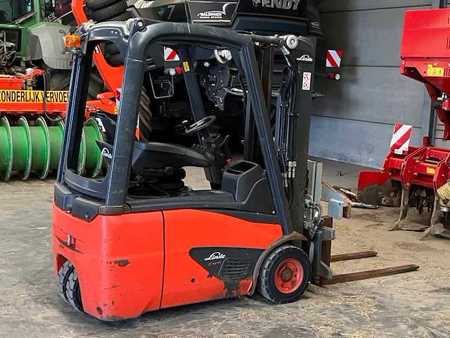 2020 linde e14 elektrische vorkheftruck met roterend vorkenbord en bakken klem - afbeelding 19 van  24