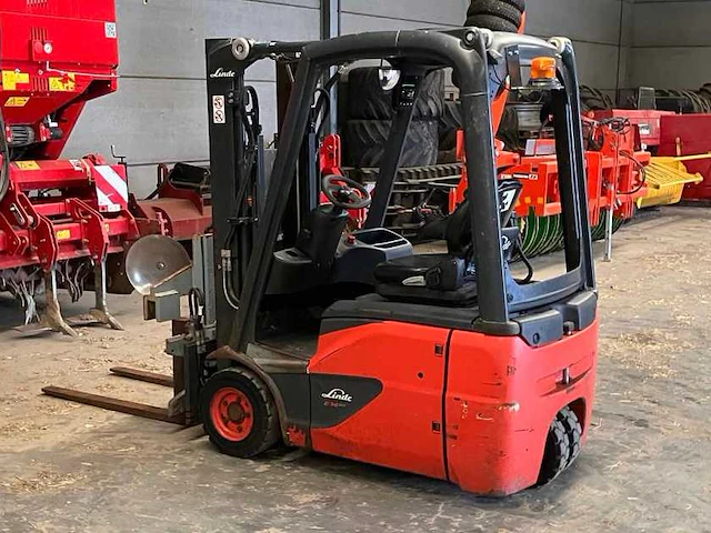 2020 linde e14 elektrische vorkheftruck met roterend vorkenbord en bakken klem - afbeelding 21 van  24