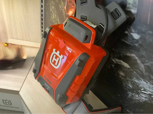 2021 husqvarna bli550x rugbatterij + draagharnas - afbeelding 1 van  4