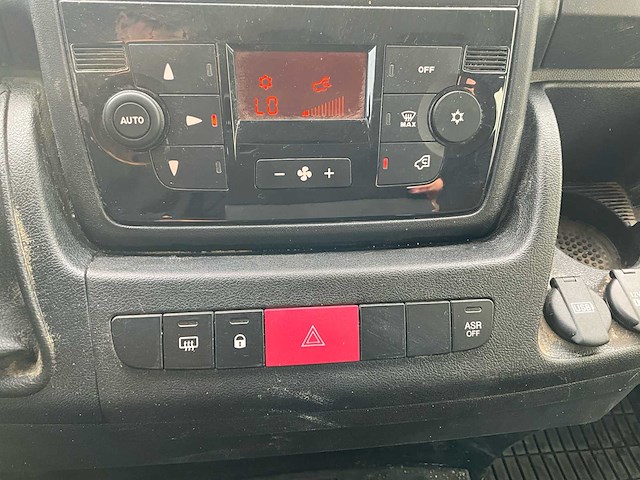 2023 peugeot boxer laadbak - 40000km - 7 pers. - trekhaak - afbeelding 26 van  53