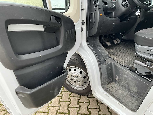 2023 peugeot boxer lichte vracht - 27000km - 3pers - trekhaak - afbeelding 18 van  53