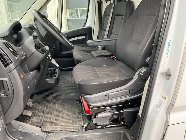 2023 peugeot boxer lichte vracht - 27000km - 3pers - trekhaak - afbeelding 20 van  53
