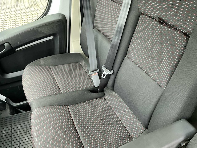 2023 peugeot boxer lichte vracht - 27000km - 3pers - trekhaak - afbeelding 22 van  53