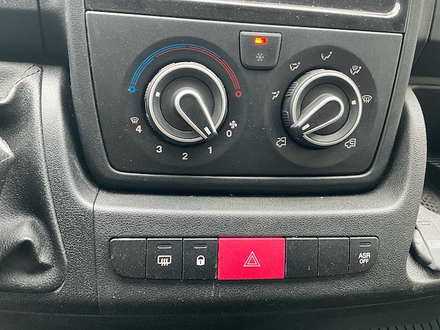 2023 peugeot boxer lichte vracht - 27000km - 3pers - trekhaak - afbeelding 27 van  53
