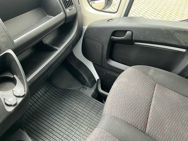 2023 peugeot boxer lichte vracht - 27000km - 3pers - trekhaak - afbeelding 28 van  53