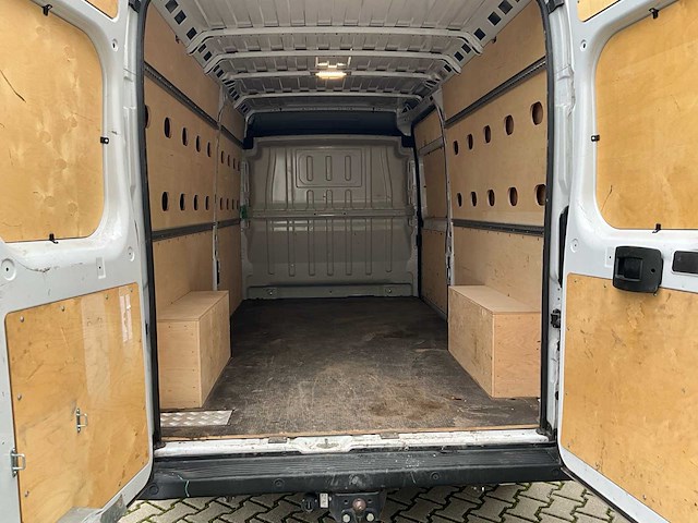 2023 peugeot boxer lichte vracht - 27000km - 3pers - trekhaak - afbeelding 32 van  53