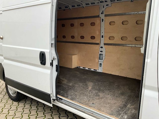 2023 peugeot boxer lichte vracht - 27000km - 3pers - trekhaak - afbeelding 39 van  53
