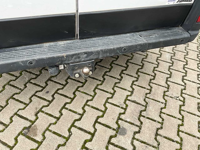 2023 peugeot boxer lichte vracht - 29000km - 3 pers. - trekhaak - afbeelding 2 van  55