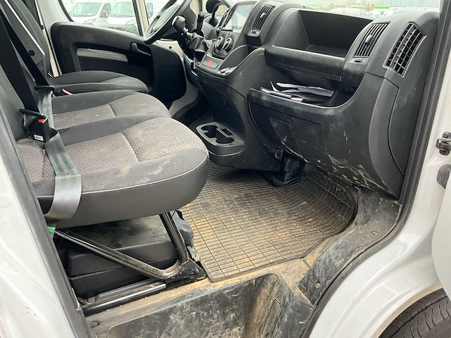 2023 peugeot boxer lichte vracht - 29000km - 3 pers. - trekhaak - afbeelding 26 van  55