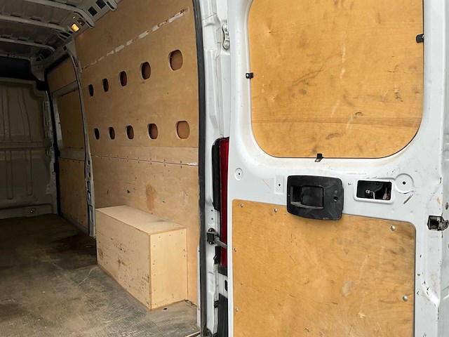 2023 peugeot boxer lichte vracht - 29000km - 3 pers. - trekhaak - afbeelding 48 van  55