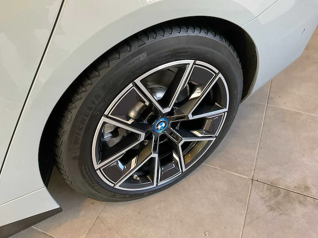 2024 bmw i4 edrive40 schadewagen personenauto - afbeelding 2 van  30