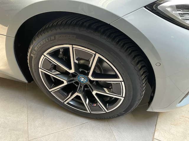 2024 bmw i4 edrive40 schadewagen personenauto - afbeelding 4 van  30