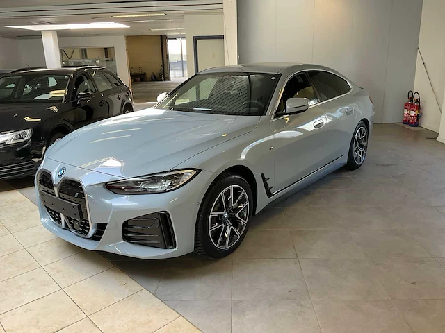 2024 bmw i4 edrive40 schadewagen personenauto - afbeelding 1 van  30