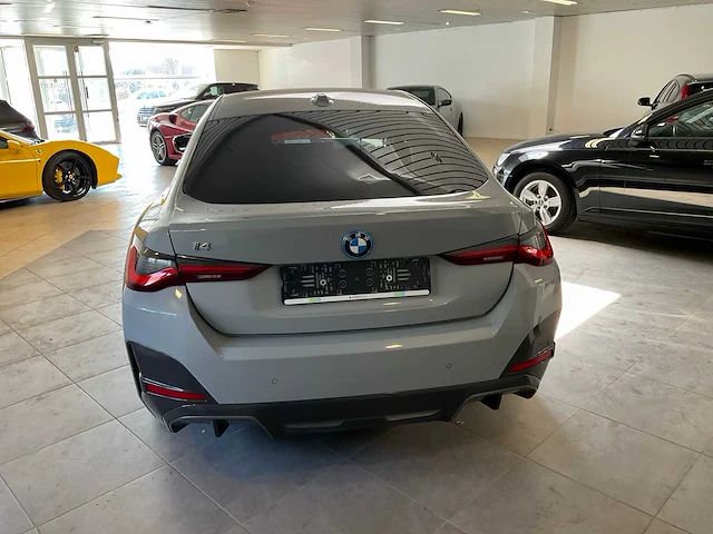 2024 bmw i4 edrive40 schadewagen personenauto - afbeelding 25 van  30