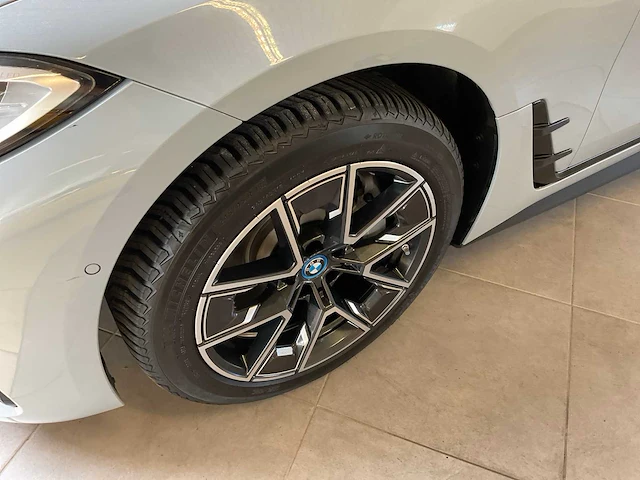 2024 bmw i4 edrive40 schadewagen personenauto - afbeelding 30 van  30