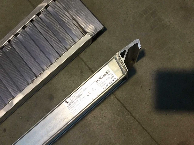 2024 tecno taglio ra.75x25nbg paar aluminium oprijplaten met haak - afbeelding 3 van  6