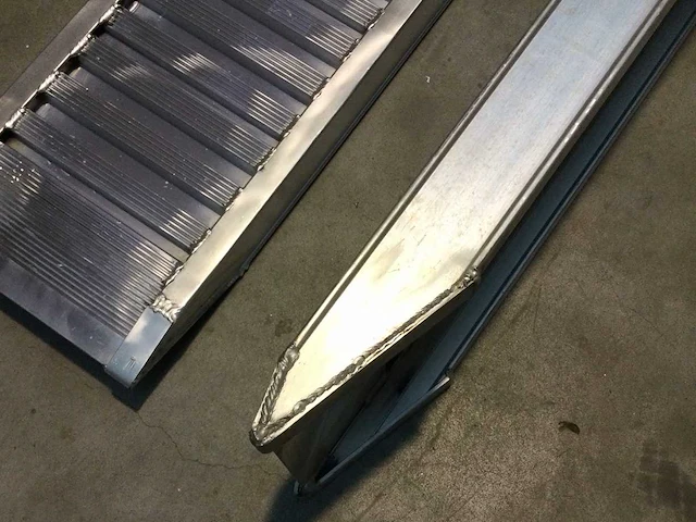 2024 tecno taglio ra.75x25nbg paar aluminium oprijplaten met haak - afbeelding 4 van  6