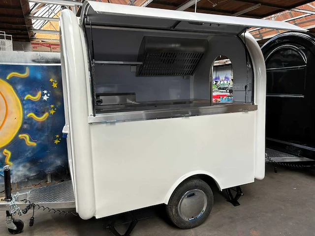 2025 food trailer wit – inox afwerking mtm 750kg - afbeelding 1 van  31