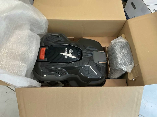 2025 husqvarna 405x robotmaaier 600 m2 - afbeelding 1 van  5