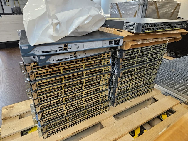 20x cisco catalyst 3750g poe 48p + 2x cisco 2800 series router - afbeelding 1 van  3