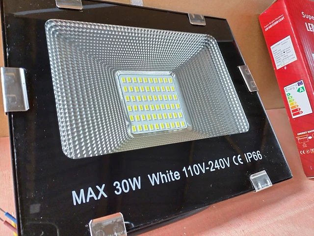 20x ongebruikt 30w led smd floodlight - afbeelding 9 van  11