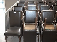 21 houten stoelen met bruine lederen zit en rug