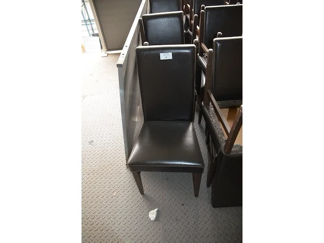 21 houten stoelen met bruine lederen zit en rug - afbeelding 4 van  4